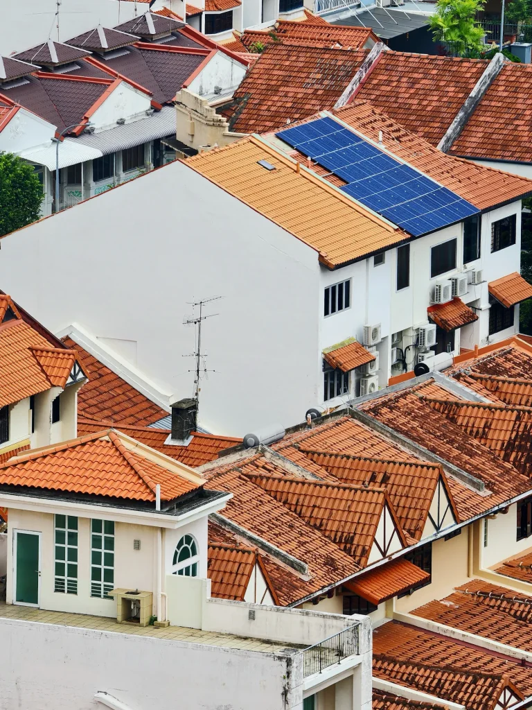 Tetti residenziali con pannelli fotovoltaici su una falda