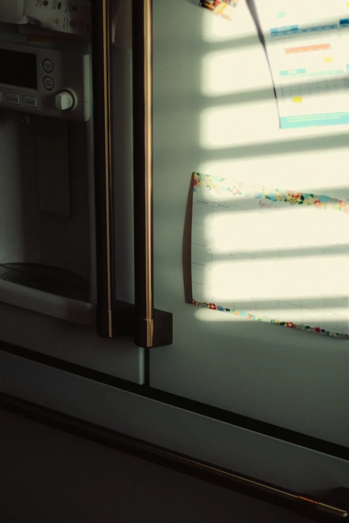 Frigorifero bianco in un ambiente domestico, senza classe attribuita