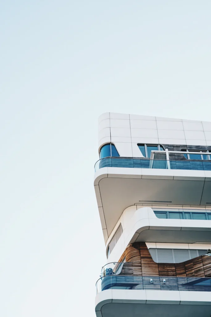 Facciata di un edificio residenziale bianco