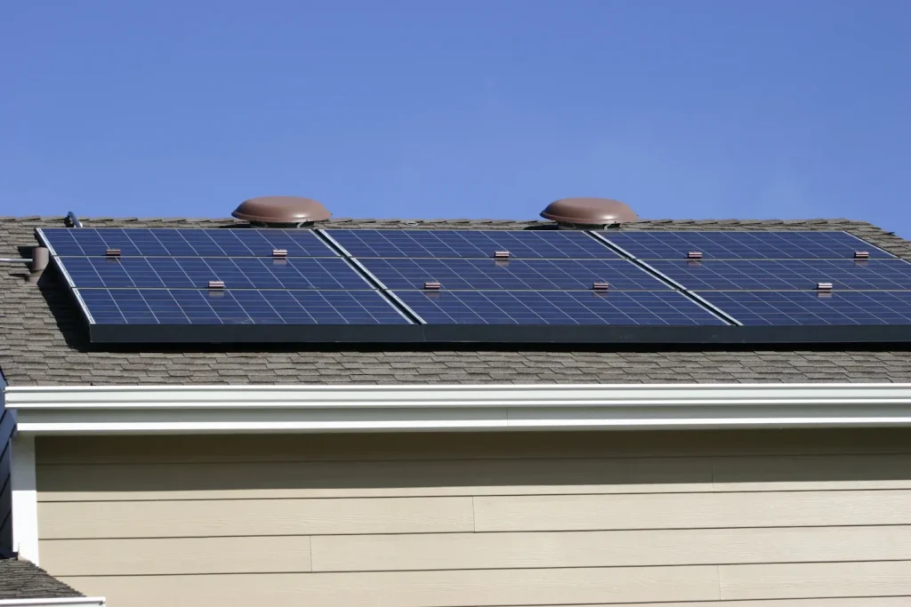 Pannelli fotovoltaici su una copertura residenziale